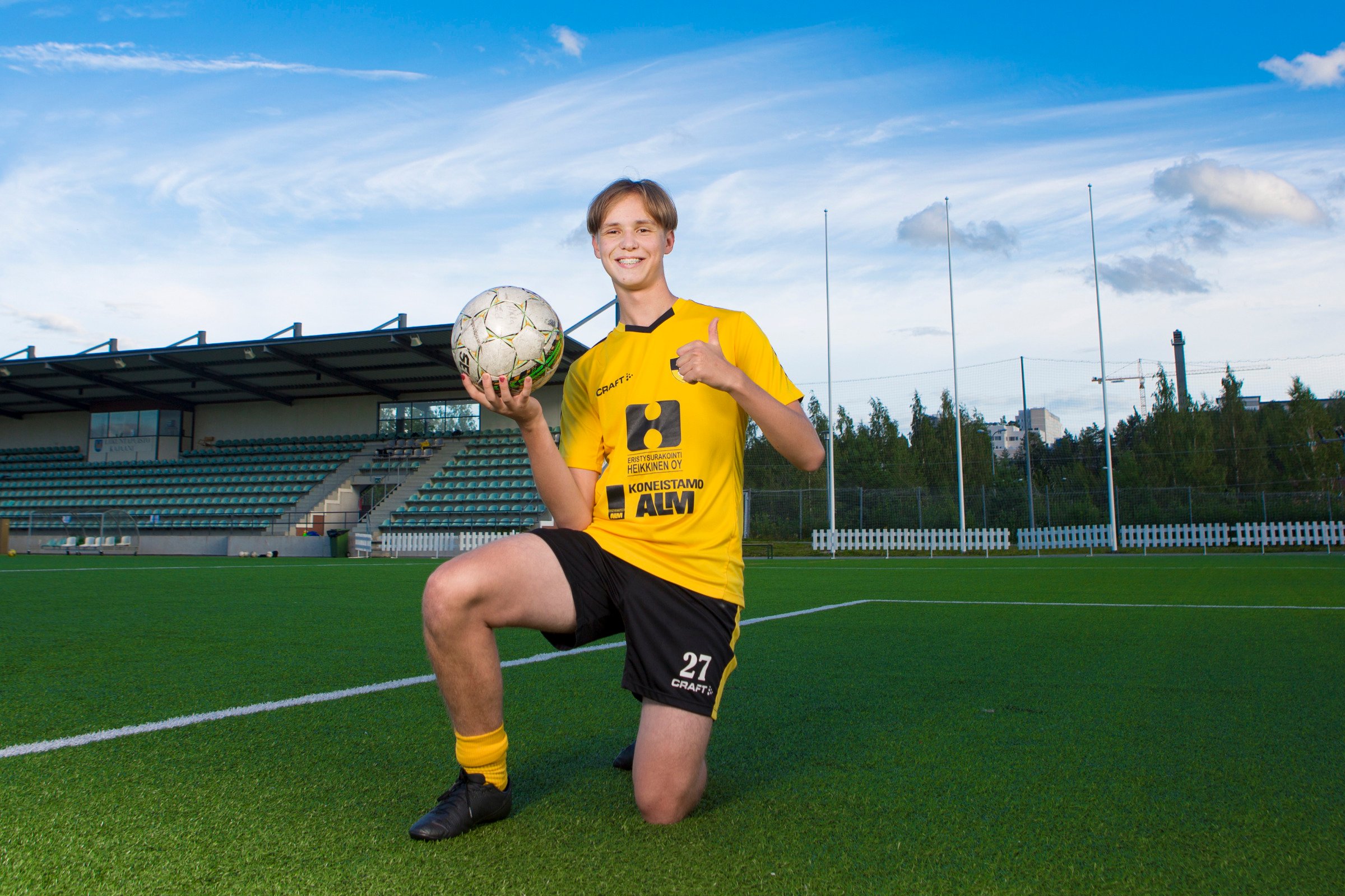 Kajaanin Urheilukampus Jalkapalloilija kentällä pallon kanssa